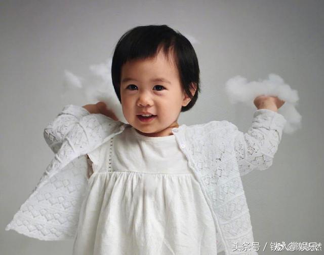 陶昕然首爆女儿正面照，长的可爱，眼睛很漂亮，但也遗传爸爸长脸