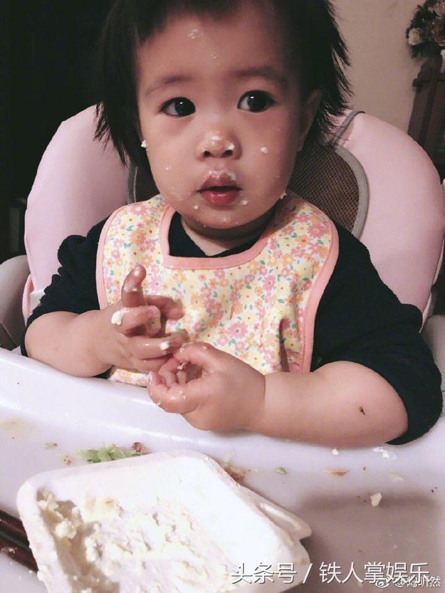 陶昕然首爆女儿正面照，长的可爱，眼睛很漂亮，但也遗传爸爸长脸