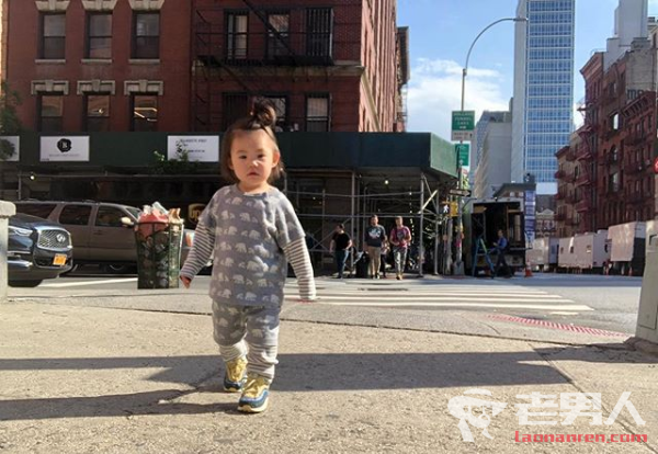 陈冠希女儿纽约街头走路照片曝光 萌化众多网友的心