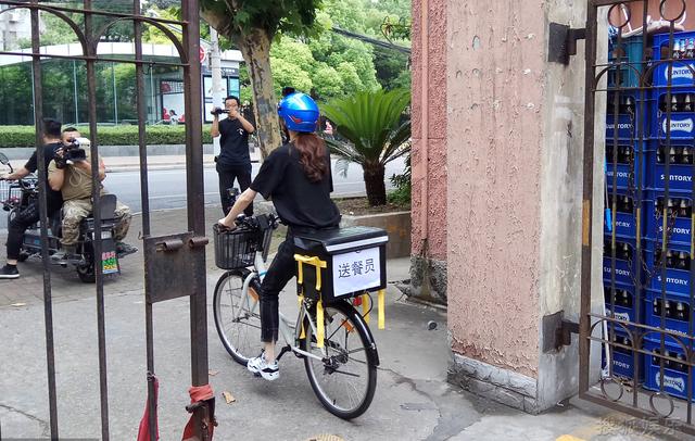 唐嫣现身街头送快餐，骑着自行车非常溜，去工厂体验工人的辛苦