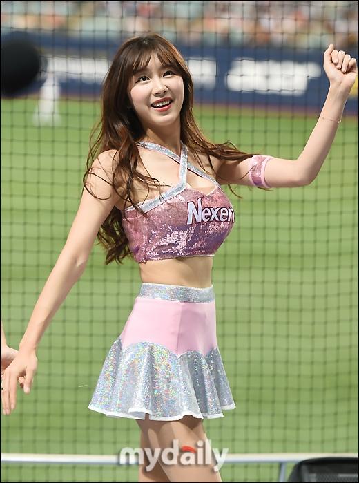 韩国啦啦队女郎助阵棒球联赛 青春靓丽吸引目光