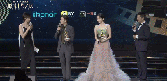 2018微博电影之夜颁奖典礼，李易峰和古力娜扎比身高，结果惨败