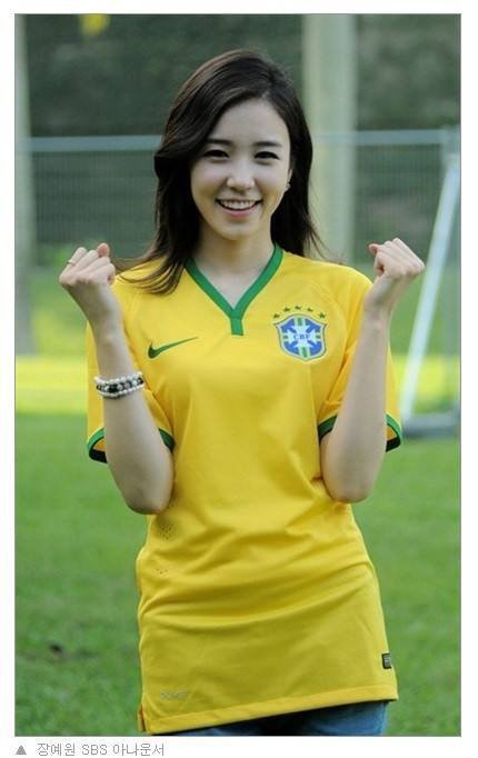 韩国最美世界杯女主播张艺媛现身俄罗斯  张艺媛回眸一笑gif