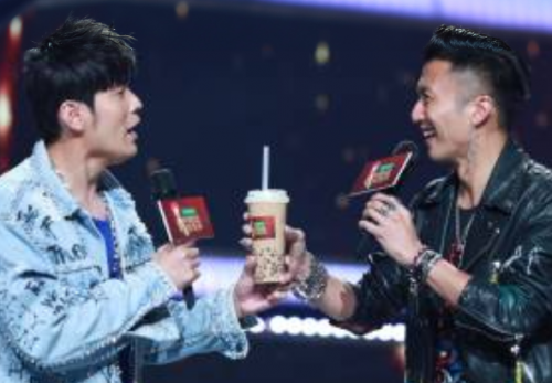 中国新歌声第三季导师名单公布，谢霆锋送周杰伦奶茶说了这13个字