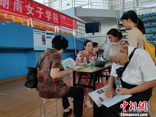 中国各地高考分数线相继出台 填报志愿咨询行业生意火爆