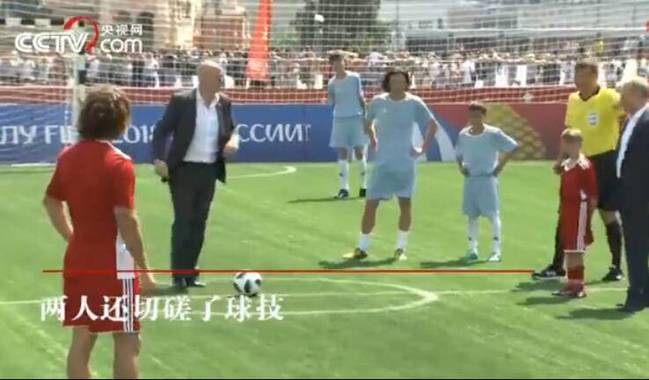 普京红场公园踢球 总统的出现引市民们前来观赏球技