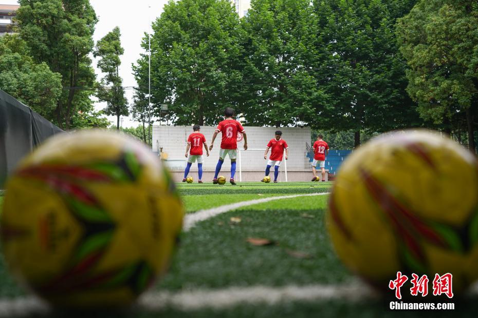 贵阳市首支盲人足球队暑期训练第一课