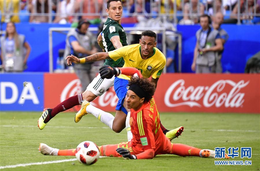 世界杯巴西2：0墨西哥 小豌豆赛前染金发仍难档巴西