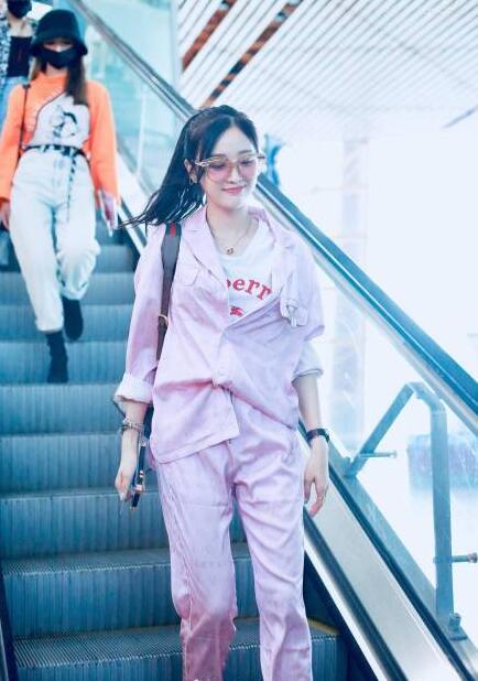 《火箭少女101》吴宣仪，身穿睡衣现身机场，睡衣出街秀时尚范！