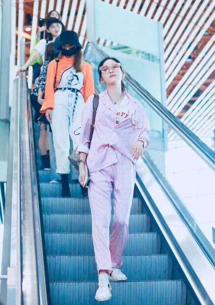 《火箭少女101》吴宣仪，身穿睡衣现身机场，睡衣出街秀时尚范！