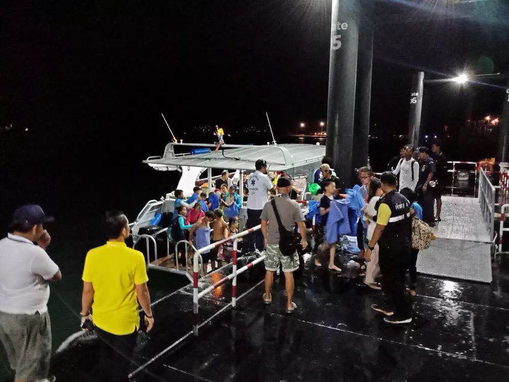 船只倾覆，50名中国游客在泰国普吉海域失踪一人溺亡