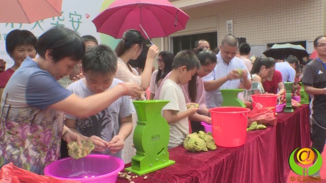 漳州岛濑首届荷花节举行剥莲子趣味比赛