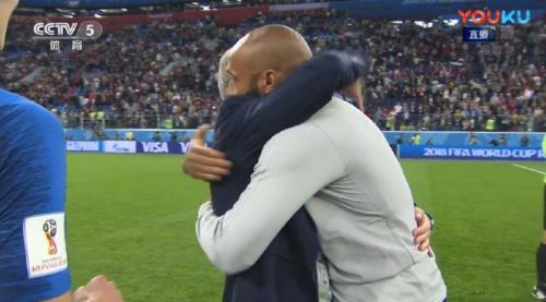 法国1-0比利时，赛后比利时助教亨利做了啥？他为什么是这表情？