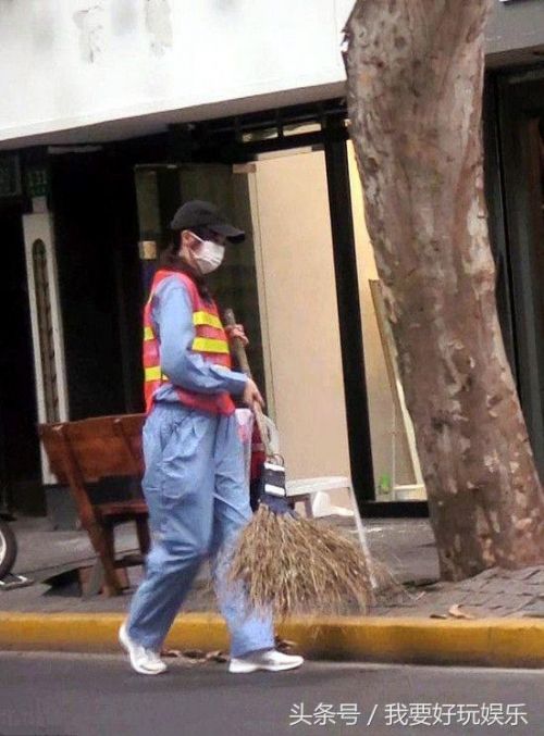 唐嫣化身清洁工扫大街，到底是姿势娴熟不做作还是摆造型作秀？