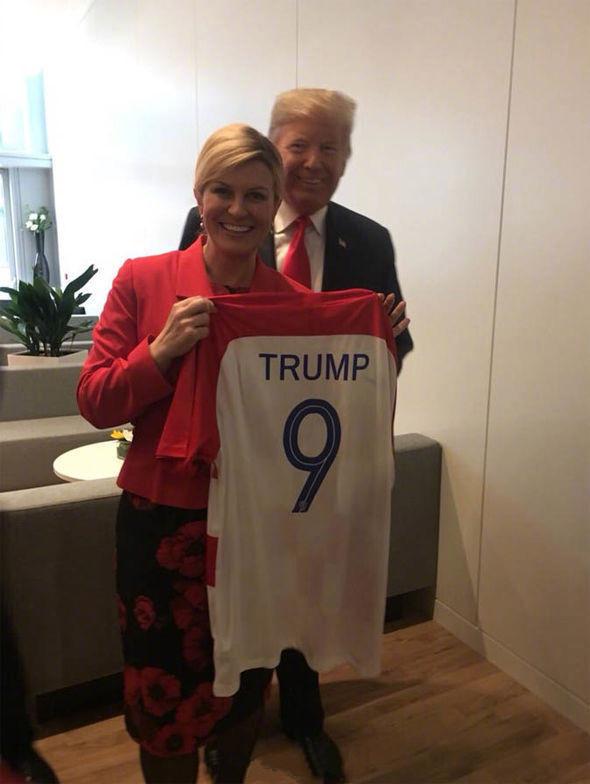 克罗地亚女总统送英国首相特制球衣