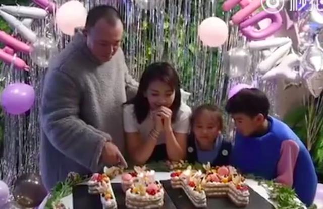 惊喜多多！刘涛生日，王珂带孩子变装现身祝愿，一家四口满是幸福