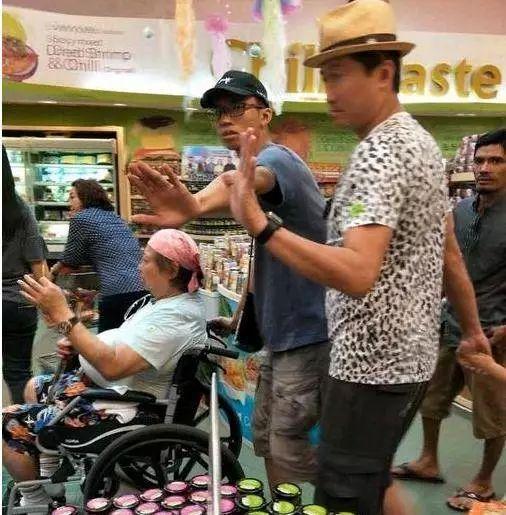 网友泰国偶遇洪金宝，瘫坐轮椅肚腩超大抢镜！面色苍老令人心酸