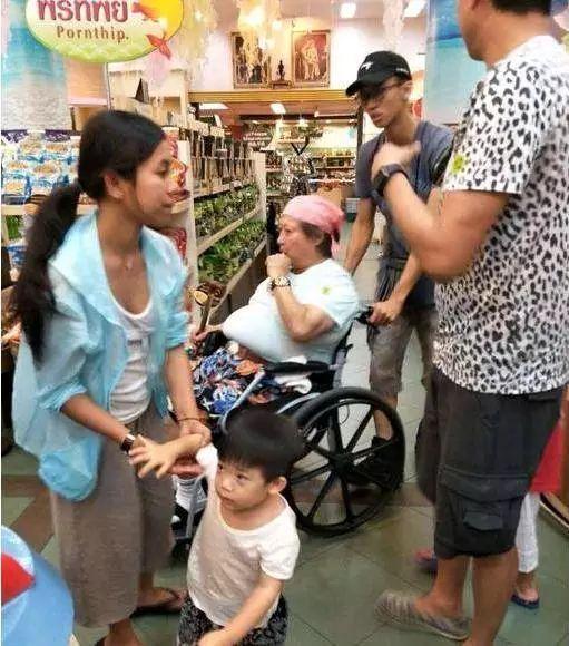 网友泰国偶遇洪金宝，瘫坐轮椅肚腩超大抢镜！面色苍老令人心酸