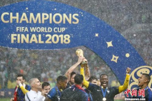 世界杯：夺冠后法国球员肆意庆祝 博格巴开直播忘我的呐喊