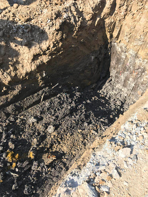 江苏一工业园被曝偷埋化工废料:挖出数吨刺鼻黑土