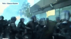 巴黎狂欢发生暴乱 两名记者因为拍摄打架画面而遭到殴打