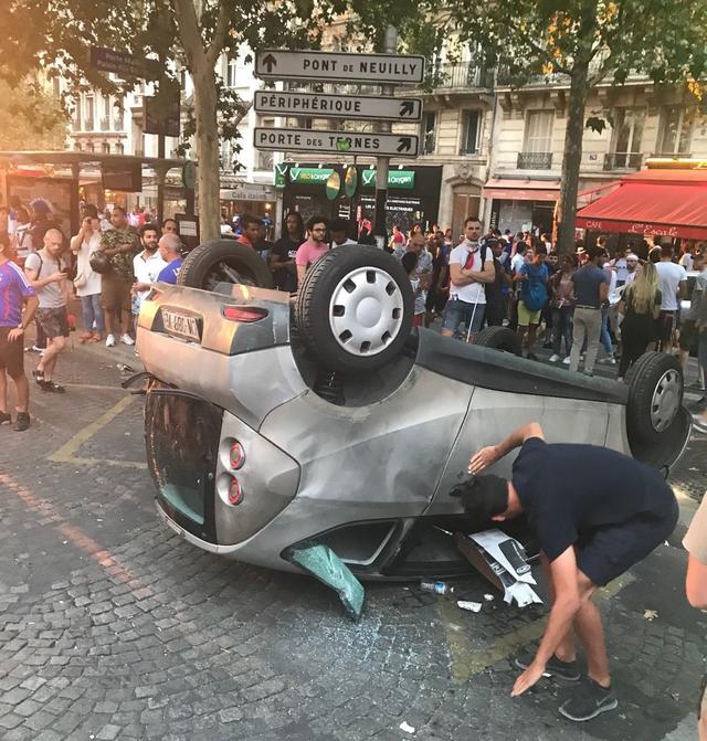 庆祝夺冠巴黎狂欢发生暴乱 汽车被掀翻超市遭洗劫