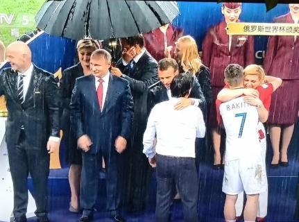 世界杯颁奖下暴雨 普京伞下鼓掌 女总统基塔罗维奇淋雨拥抱每位英雄