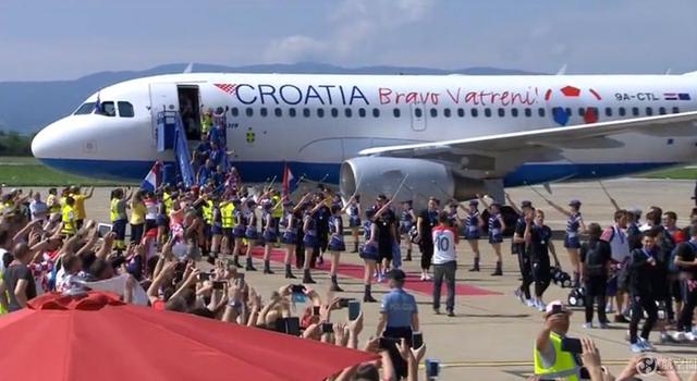 克罗地亚世界杯获亚军回国获最高礼遇 战机升空 万人空巷迎接