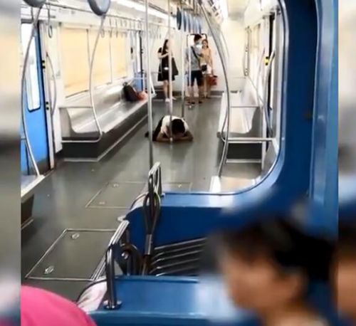 重庆地铁3号线女子疯狂撕咬男乘客还脱光衣服，男子满脸鲜血惨不忍睹（2）