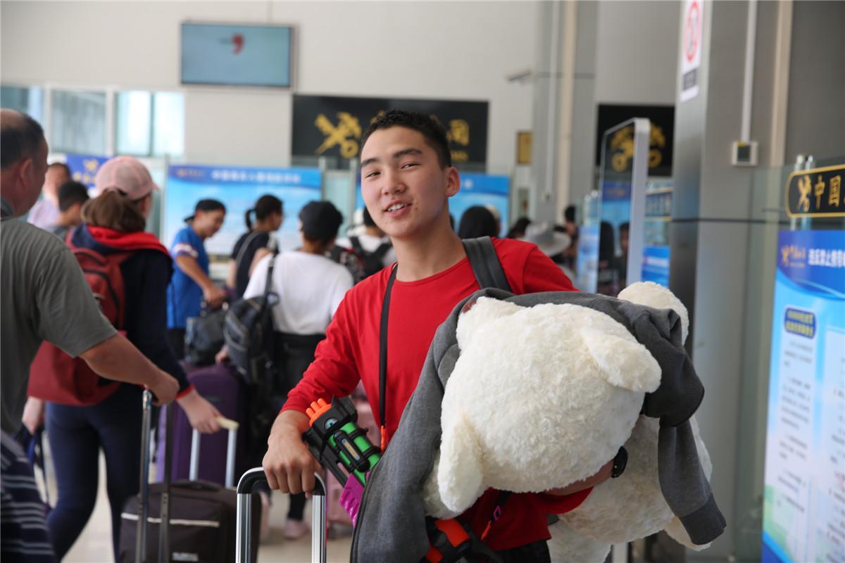 暖男！蒙古国男孩到中国留学 放假带“娃娃”回家