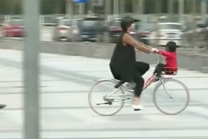 情侣面对面乘共享单车网友看着心惊胆战！如何正确使用共享单车