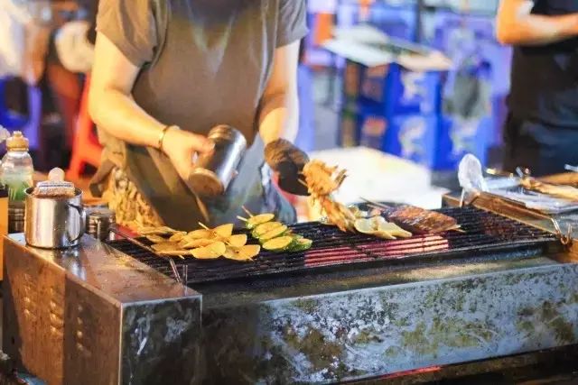 抹蒜头酱、加甜酒腌……福州式烧烤 是江湖中的“逍遥派”（2）