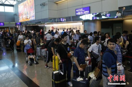 台湾桃园机场发生火灾 未影响航班起降无伤亡