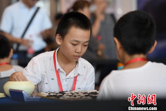 图为2018中国围棋大会上两名少儿棋手对弈。　俞靖 摄