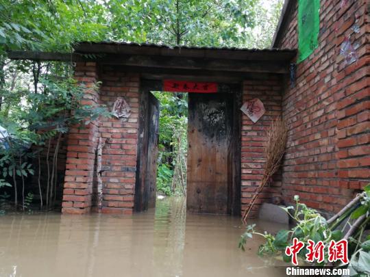 徐州暴雨 村庄被大水环绕成孤岛 村民用门板当小船