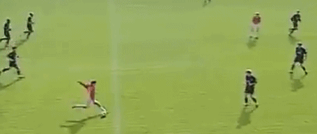 21岁的小贝在本方半场得球后,抬头看到对方门将尼尔·苏利文站位靠前.