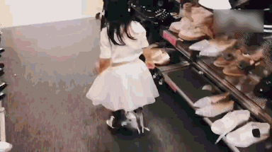 高云翔2岁女儿现身澳洲商场独自试穿高跟鞋萌翻不少网友