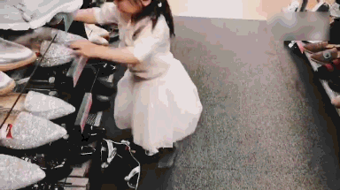 高云翔2岁女儿现身澳洲商场独自试穿高跟鞋萌翻不少网友