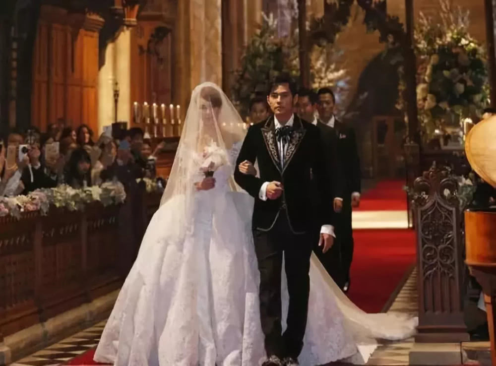 唐嫣罗晋婚期已定，预计在10月份，唐嫣婚纱设计师背景揭秘