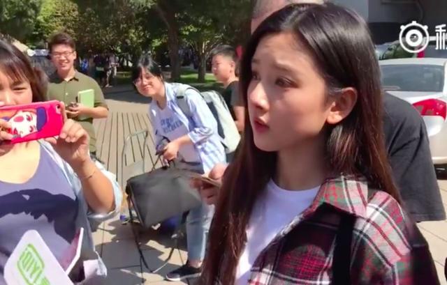 宋祖儿现身北京电影学院报到，记者想去她宿舍看看，她的回答笑喷
