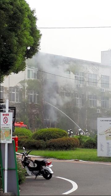 九州大学突发火灾是怎么回事 一栋建筑爆炸起火1人被烧死