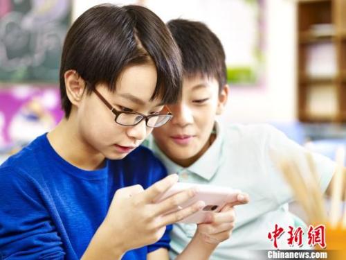报告：未成年人触网呈低龄化 超6成小学生有手机