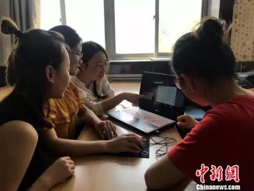 中国未成年人首次触网年龄不断降低，超6成小学生有手机