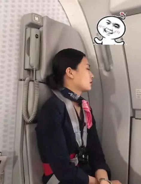 空姐因最美睡姿走红迷倒众生，网友：我看了20遍！【图】