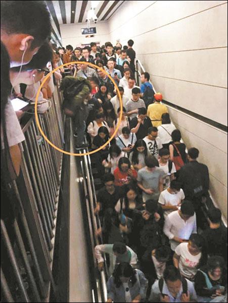 北京地铁站扶梯出现故障 乘客翻围栏跳下楼梯