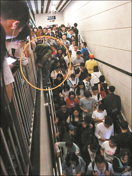 地铁翻围栏下楼梯事件始末及原因 北京地铁发生了什么事？