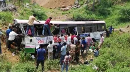 印度巴士翻车事故已致50死20伤 或因刹车失灵所致