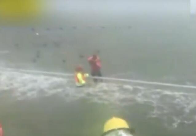 台风独坐海边被救原因及始末，台风天男子为什么要独坐在海边？