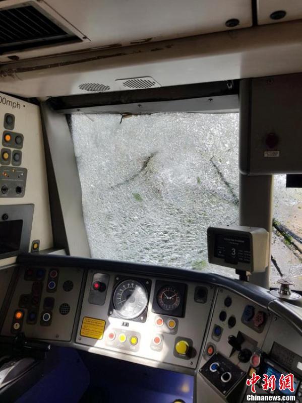 风暴“阿里”袭击英国 列车挡风玻璃被砸碎