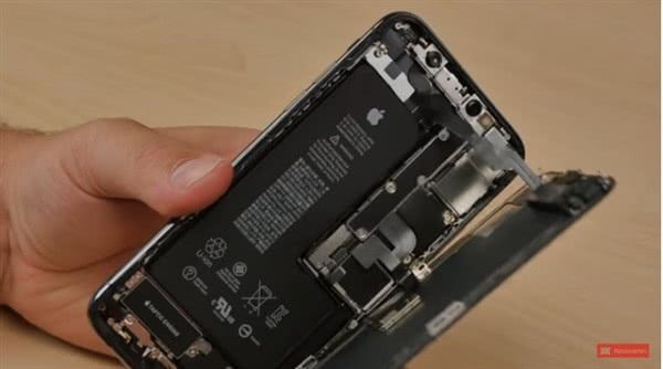 iPhone XS全球首拆：电池比iPhoneX容量缩水太多 散热堪忧